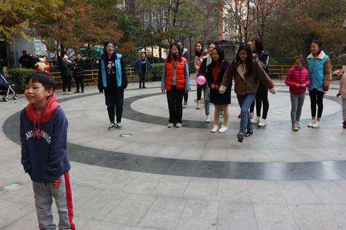 2志愿者和小朋友们做游戏 2志愿者和小朋友们做游戏