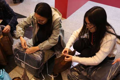 1红会工作人员在整理物资 1红会工作人员在整理物资