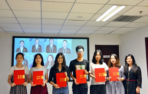 4黄展处长为我校优秀志愿者颁奖 4黄展处长为我校优秀志愿者颁奖