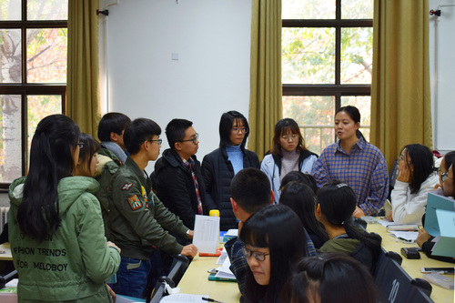 3 团校学员积极讨论 3 团校学员积极讨论