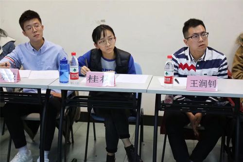 02评委认真聆听辩手发言 02评委认真聆听辩手发言
