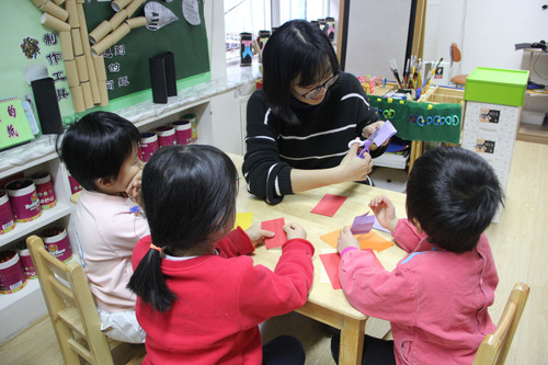 2志愿者和小朋友做手工 2志愿者和小朋友做手工