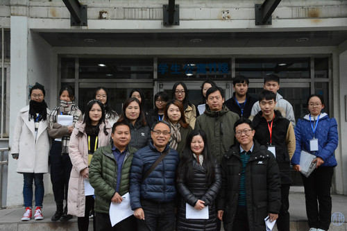 1 老师与工作人员合影 1 老师与工作人员合影