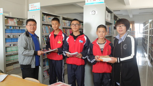 2 焉耆一中校领导为学生发放书籍 2 焉耆一中校领导为学生发放书籍