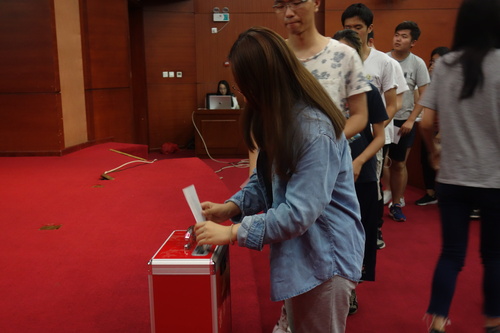 英语学院学生代表正在进行投票 英语学院学生代表正在进行投票