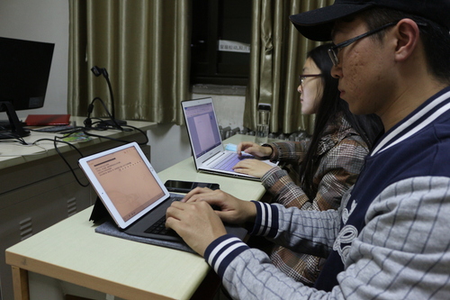 2学生干部们认真记笔记 2学生干部们认真记笔记