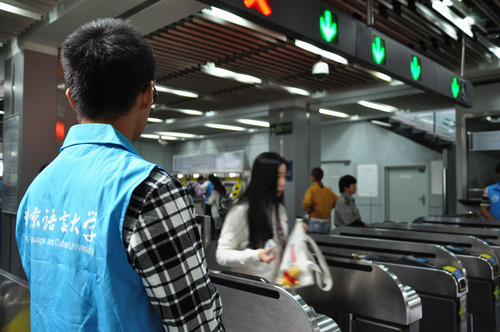 2志愿者在闸机处站岗 2志愿者在闸机处站岗