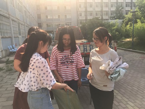 同学踊跃捐衣 同学踊跃捐衣