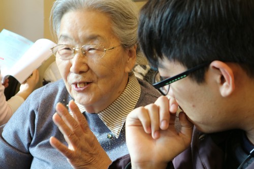 1 志愿者和老人分组交流 1 志愿者和老人分组交流