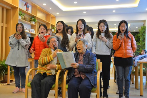 5志愿者与老人合唱 5志愿者与老人合唱