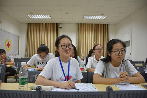 红十字会学生分会招新现场 红十字会学生分会招新现场