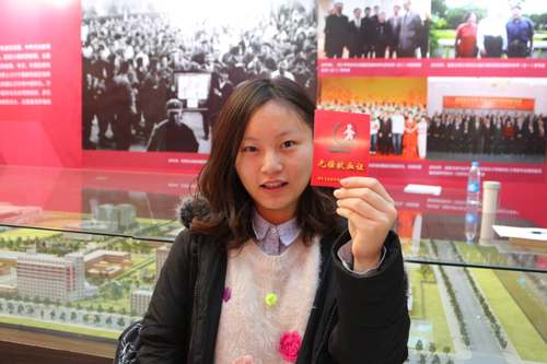 3 同学们手拿献血证 3 同学们手拿献血证