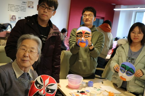 3 志愿者和老人展示脸谱成品 3 志愿者和老人展示脸谱成品