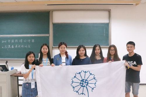 4 姜老师与工作人员合照 4 姜老师与工作人员合照