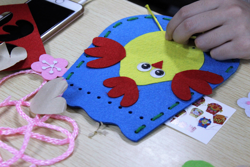 2志愿者缝制福袋 2志愿者缝制福袋