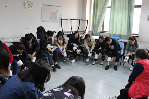 2 同学们学习腿部包扎方法 2 同学们学习腿部包扎方法