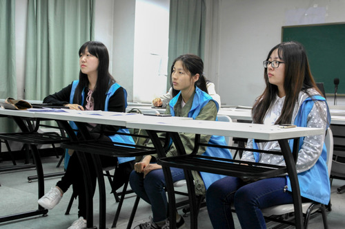 1面试官在面试现场 1面试官在面试现场