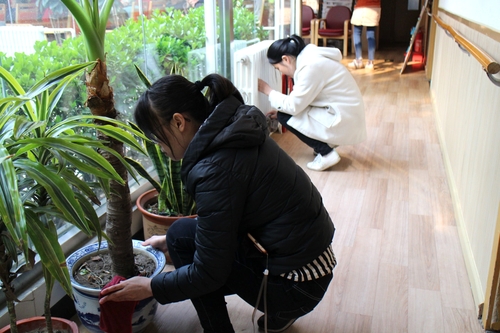 3 志愿者清理花盆 3 志愿者清理花盆