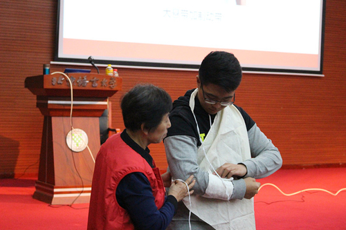 1 孙素萍讲师为大家示范包扎方法 1 孙素萍讲师为大家示范包扎方法