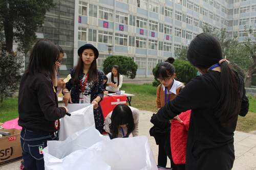 2 红会成员整理衣物 2 红会成员整理衣物