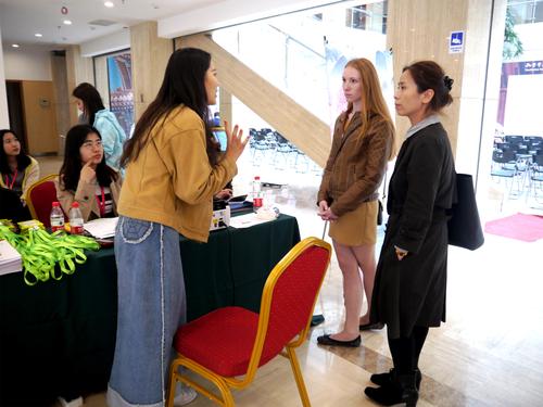 1志愿者回答参赛选手问题 1志愿者回答参赛选手问题