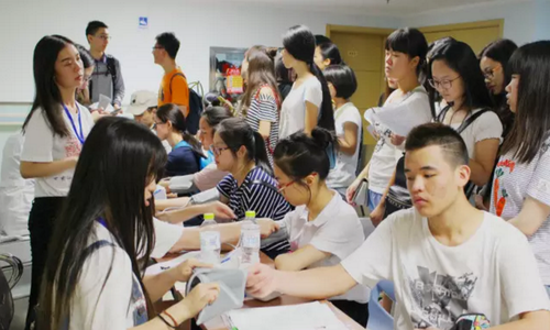 红会成员为新生量血压 红会成员为新生量血压