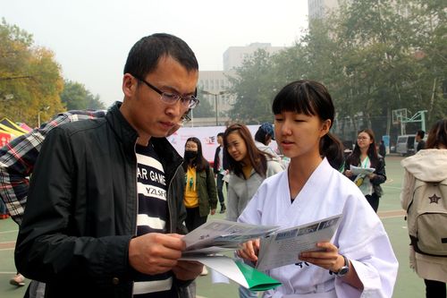 4 空手道同学向兴趣者介绍 4 空手道同学向兴趣者介绍