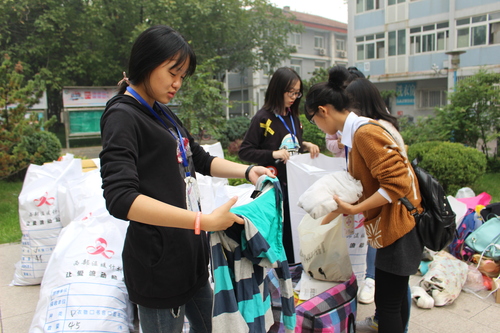 1 红会成员整理所捐衣物 1 红会成员整理所捐衣物