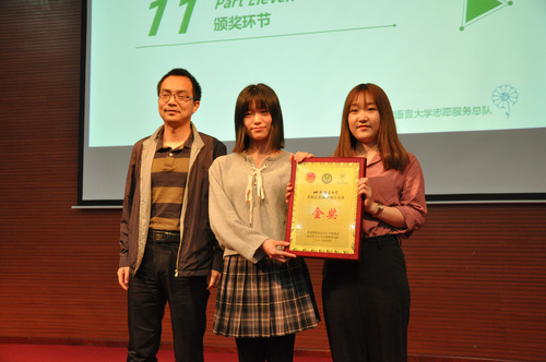 5肖部长为金奖队伍颁奖 5肖部长为金奖队伍颁奖