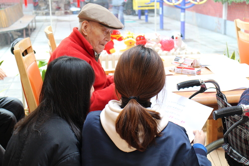 4 志愿者陪伴老人 4 志愿者陪伴老人