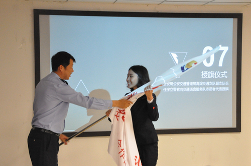 3 任宇立警官向交通语言服务队志愿者代表授旗 3 任宇立警官向交通语言服务队志愿者代表授旗