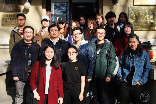 4 柏贞尧主任与老师同学合影留念 4 柏贞尧主任与老师同学合影留念