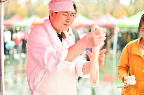 食堂师傅教同学们现场制作拉面