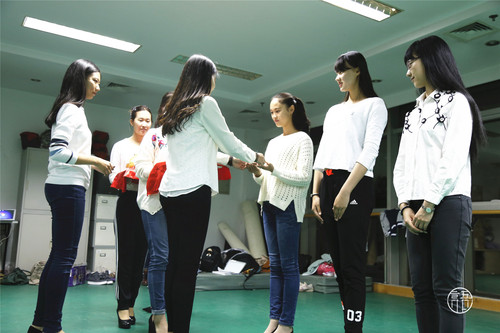 模拟颁奖典礼礼仪流程 模拟颁奖典礼礼仪流程