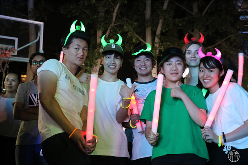1荧光夜跑参与者在现场合影 1荧光夜跑参与者在现场合影
