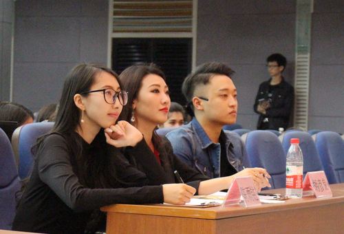 评委专心观看 评委专心观看