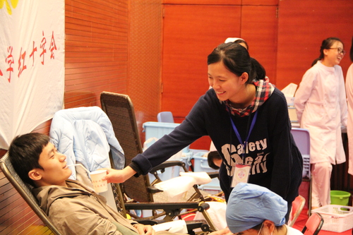 干事为献血同学提供贴心服务 干事为献血同学提供贴心服务
