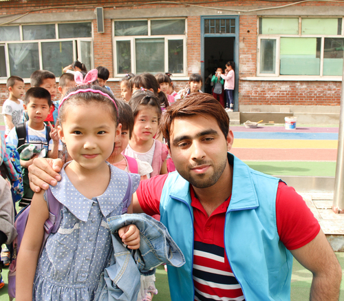 1 志愿者和小朋友合影 1 志愿者和小朋友合影