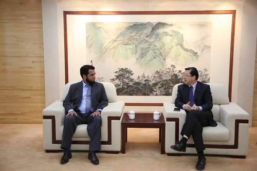 图1:刘利校长会见巴基斯坦现代国立语言大学客人 图1:刘利校长会见巴基斯坦现代国立语言大学客人