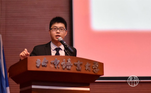 2 学生会主席袁广慕发言 2 学生会主席袁广慕发言