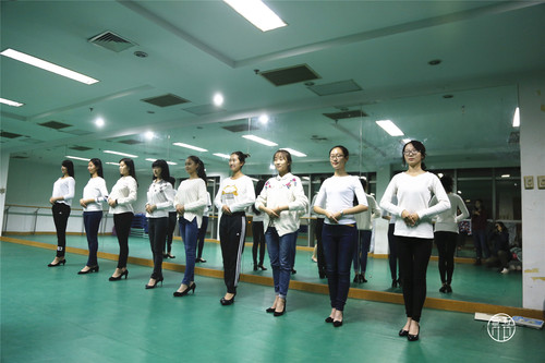 礼仪部助理们练习站姿 礼仪部助理们练习站姿