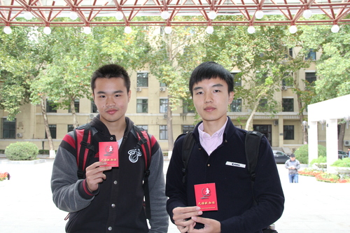 同学与自己的献血证合影 同学与自己的献血证合影