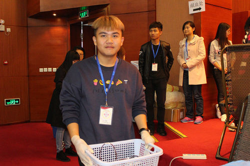 传递血袋和体检表的干事 传递血袋和体检表的干事