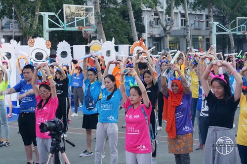 2同学们在教练带领下做准备活动 2同学们在教练带领下做准备活动