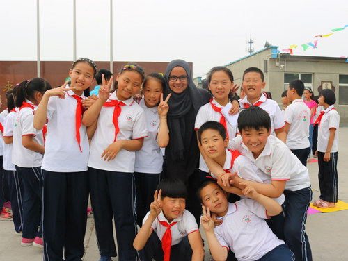 1 小朋友与外国志愿者 1 小朋友与外国志愿者