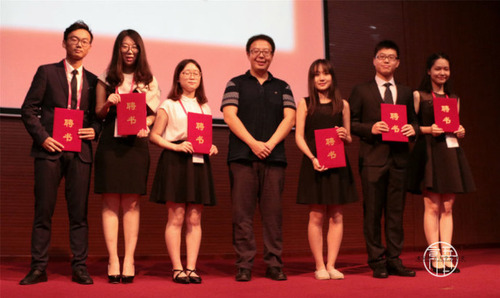 1 杨天乔老师为主席团颁发聘书 1 杨天乔老师为主席团颁发聘书