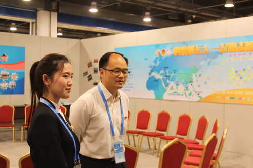 3 志愿者程珺谣的讲解获得熊卓副书记肯定 3 志愿者程珺谣的讲解获得熊卓副书记肯定