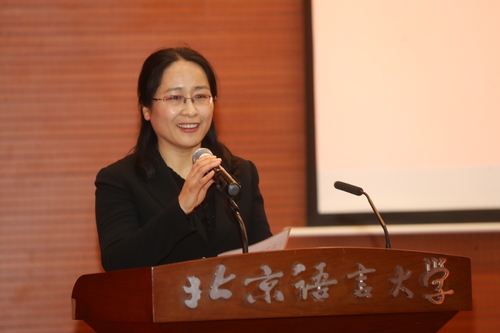 获奖教师代表苏向丽老师发言 获奖教师代表苏向丽老师发言