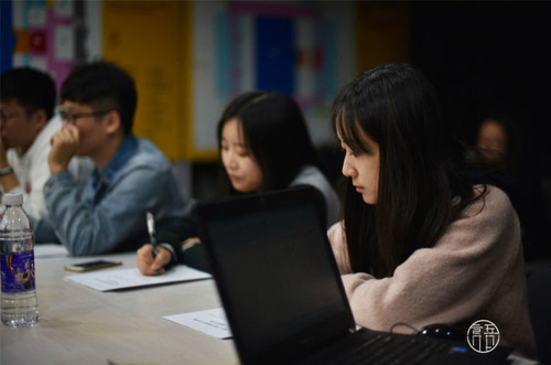 4 评委认真为参赛选手打分 4 评委认真为参赛选手打分