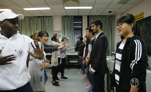 3 在场同学们进行趣味互动游戏 3 在场同学们进行趣味互动游戏
